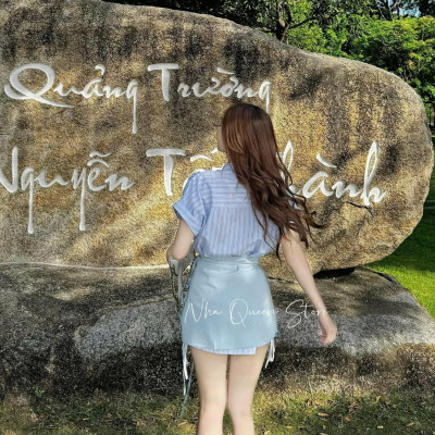 Set đầm sơ mi kẻ sọc mix chân váy đắp tag hoa