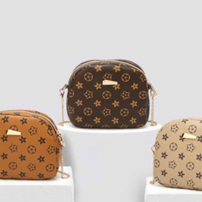 Túi nữ họa tiết vải da cao cấp ,chống thấm nước ,trẻ trung cá tính ,phù hợp mọi độ tuổi có thể đeo nhiều kiểu dáng , dễ dàng phối với các loại trang phục khác nhau ,là phụ kiện  thời trang  của phái đẹp