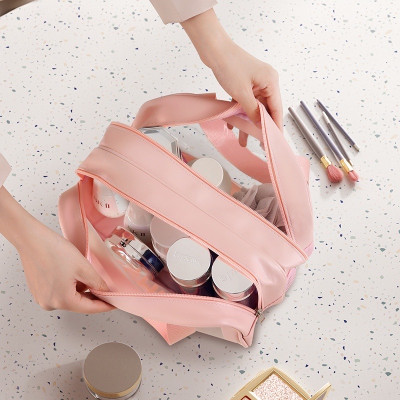 Túi  xách đa năng đựng mỹ phẩm ,dạng hộp ,nắp khóa ,có quai xách , móc treo tiện dụng , chống thấm nước , đường may tỉ mỉ ,hợp đi du lịch ,dạo phố , đi biển , thiết kế sang trọng hiện đại