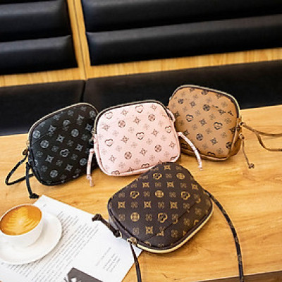 Túi  xách nữ họa tiết vải da cao cấp ,chống thấm nước ,trẻ trung cá tính ,phù hợp mọi độ tuổi có thể đeo nhiều kiểu dáng , dễ dàng phối với các loại trang phục khác nhau ,là phụ kiện  thời trang  của phái đẹp