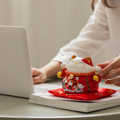 Mèo thần tài lục lạc  may mắn thu hút tài lộc , có khe để tiền , kèm đệm lót xinh xắn  , đem nhiều may mắn đến cho gia chủ 