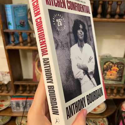 Sách - Kitchen Confidential: 25th Anniversary Edition by Anthony Bourdain | English Biography