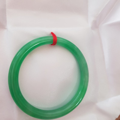 Vòng cẩm thạch Lý T 54mm x Dầy 7mm  Màu Xanh lá tươi bóng mảnh khảnh đẹp  hợp Nữ mệnh Mộc Hỏa 53kg - 62kg đeo ạ