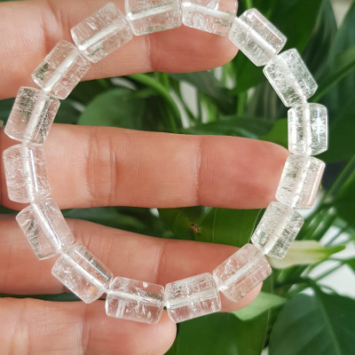 Vòng tay đá thạch anh trắng trong khúc mới đẹp size hạt 8mm x dài 11mm Chất liệu đá thạch anh trắng tự nhiên Rất hợp nữ mệnh kim mệnh Thủy các anh nam thích đeo vòng tay hạt size nhỏ thì đây ạ 