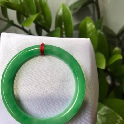 Vòng Tay Phong Thủy Đá Cẩm Thạch Lý B size 48mm x dầy 7,5mm Màu Xanh Lá nhẹ đều vòng đẹp Nữ nữ 35kg - 49kg đeo ạ