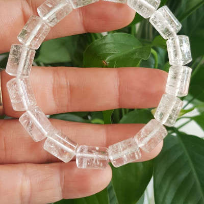 Vòng tay đá thạch anh trắng trong khúc mới đẹp size hạt 8mm x dài 11mm Chất liệu đá thạch anh trắng tự nhiên Rất hợp nữ mệnh kim mệnh Thủy các anh nam thích đeo vòng tay hạt size nhỏ thì đây ạ 