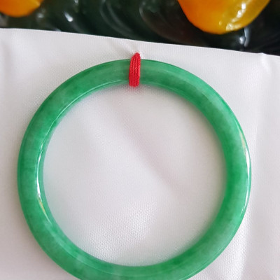 Vòng cẩm thạch Mới Đ Lý 54mm x cọng 7mm Màu xanh ngọc đậm đậu đẹp xinh xắn Nữ mệnh Mộc mệnh Hỏa mệnh Thủy 53kg - 60kg đeo đẹp ạ