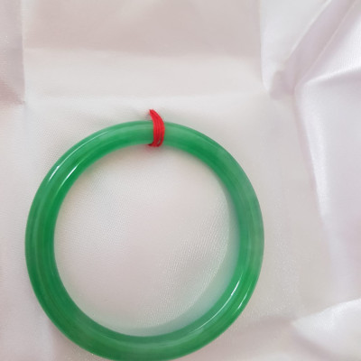 Vòng cẩm thạch Lý T 54mm x Dầy 7mm  Màu Xanh lá tươi bóng mảnh khảnh đẹp  hợp Nữ mệnh Mộc Hỏa 53kg - 62kg đeo ạ