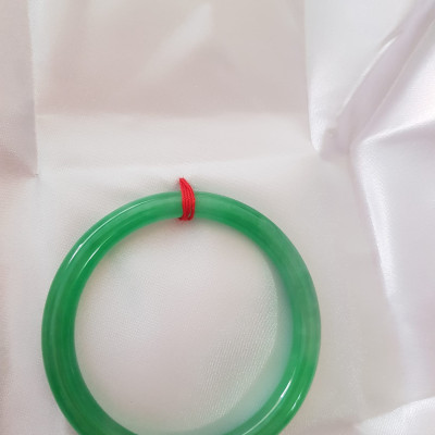 Vòng cẩm thạch Lý T 54mm x Dầy 7mm  Màu Xanh lá tươi bóng mảnh khảnh đẹp  hợp Nữ mệnh Mộc Hỏa 53kg - 62kg đeo ạ