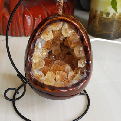 Miếng thạch anh Vàng tự nhiên hốc sâu có đế kiểu có đèn điện công dụng hút tài lộc cả chân Cao 16cm đk 12cm miếng Vàng cao 10cm đk 8cm Anh Chị để bàn trang trí nhà bàn thờ Thần Tài và treo trong phòng làm đèn ngủ may mắn màu Vàng Anh thật sự rất tốt đẹp ạ