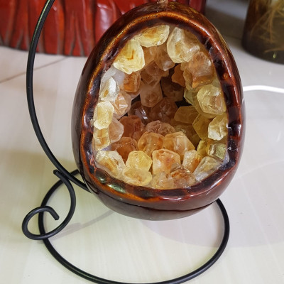 Miếng thạch anh Vàng tự nhiên hốc sâu có đế kiểu có đèn điện công dụng hút tài lộc cả chân Cao 16cm đk 12cm miếng Vàng cao 10cm đk 8cm Anh Chị để bàn trang trí nhà bàn thờ Thần Tài và treo trong phòng làm đèn ngủ may mắn màu Vàng Anh thật sự rất tốt đẹp ạ