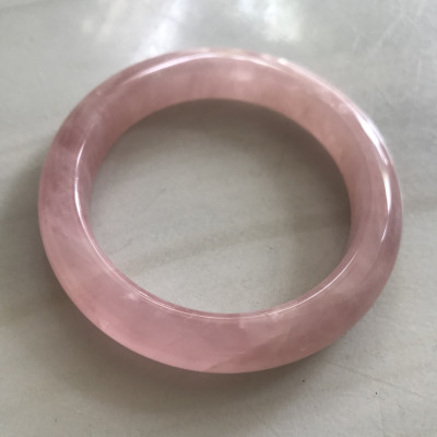 Vòng Thạch Anh Hồng Tự Nhiên Bản Hẹ Mới đẹp Ni 52mm Cao 11mm Dầy 8mm Màu Hồng xinh bóng đẹp Nữ mệnh Hỏa mệnh Thổ tay nhỏ đeo 45kg - 52 kg ạ