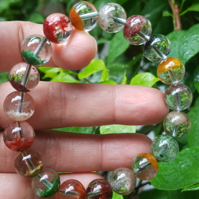 Chiếc Vòng Đá Thạch Anh Ưu Linh Ngũ Sắc Vip 10mm / 10li 100% đá tự nhiên cao cấp màu đa sắc tươi trong bóng thiệt xinh đẹp Nữ tất cả các mệnh đeo tốt đẹp may mắn, tài lộc và tốt cho sức khỏe ạ