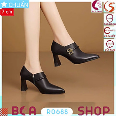 Giày bốt nữ cổ ngắn cao gót 7 phân RO688 ROSATA tại BCASHOP nổi bật với khóa chữ B độc đáo và sang trọng